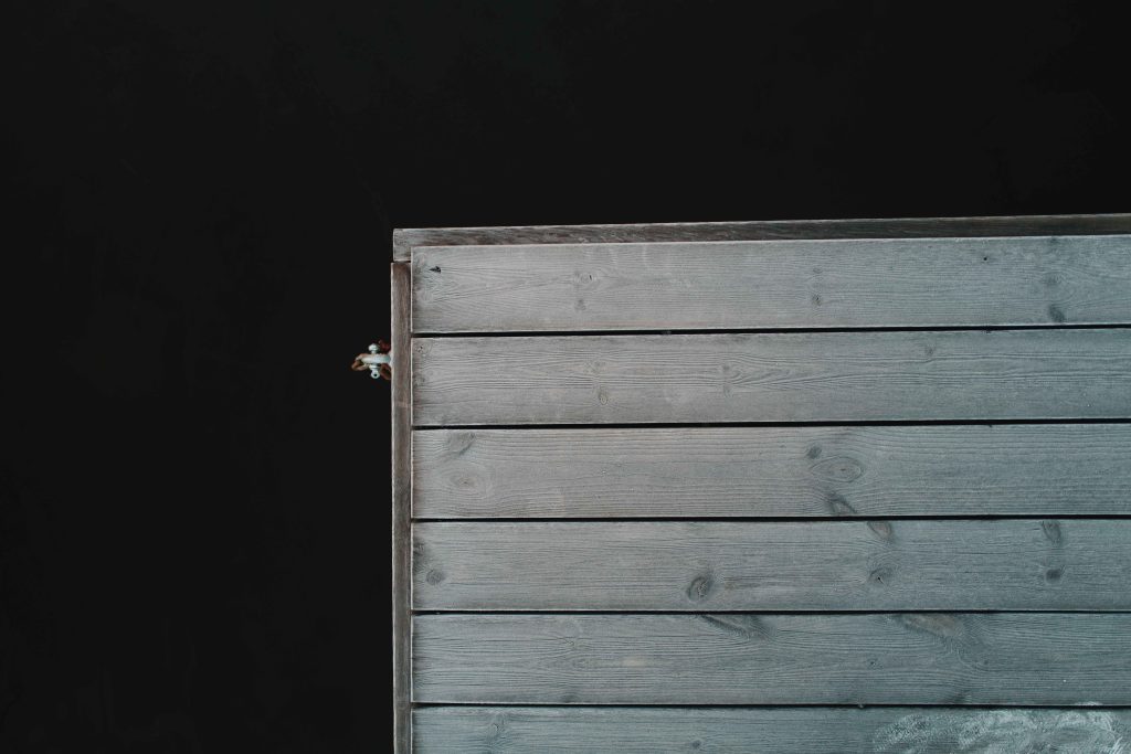 Dekorativt bilete. Planker mot svart bakgrunn.